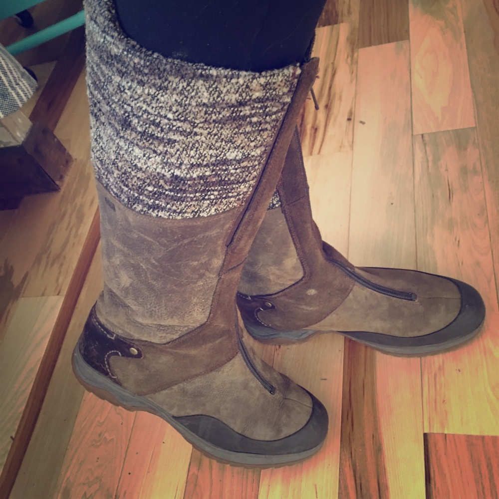 Merrell light weight winter boots with zipper